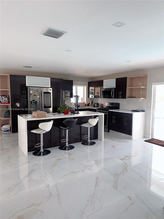 Recently Sold: $560,000 (3 beds, 2 baths, 1283 Square Feet)