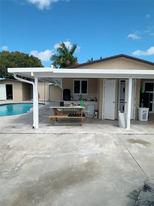 Recently Sold: $560,000 (3 beds, 2 baths, 1283 Square Feet)