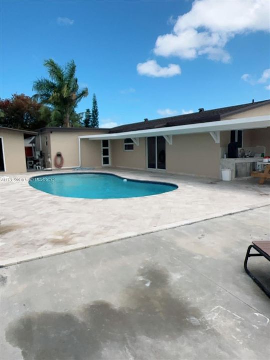 Recently Sold: $560,000 (3 beds, 2 baths, 1283 Square Feet)