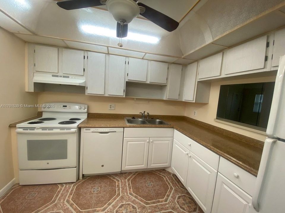For Sale: $125,500 (2 beds, 2 baths, 970 Square Feet)