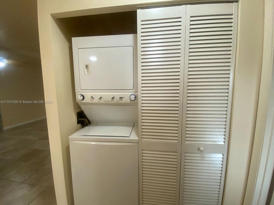 For Sale: $125,500 (2 beds, 2 baths, 970 Square Feet)