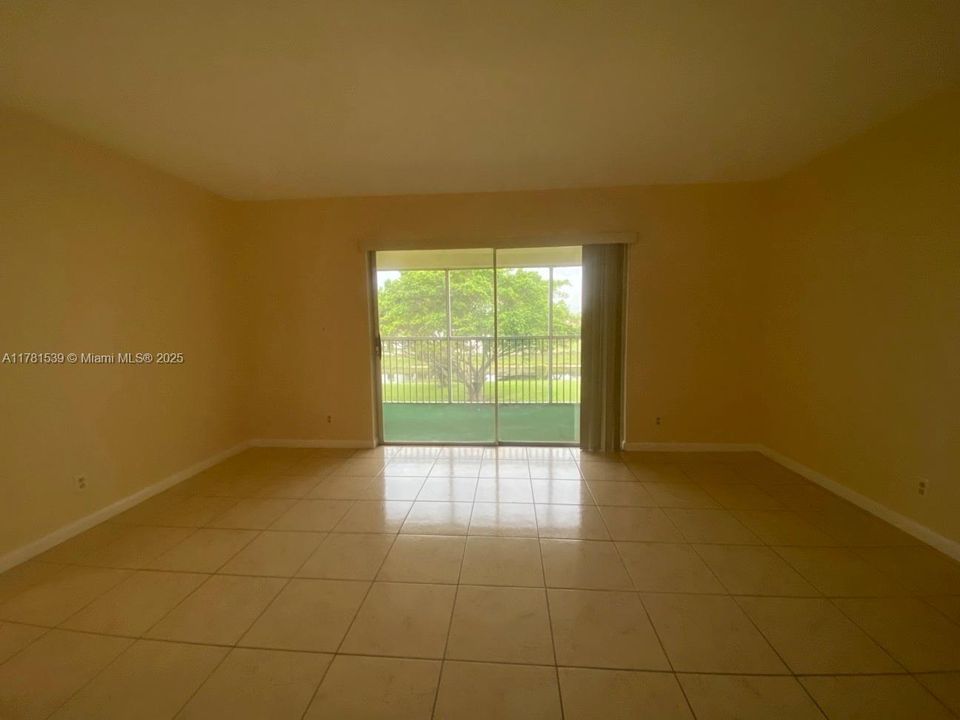 For Sale: $125,500 (2 beds, 2 baths, 970 Square Feet)
