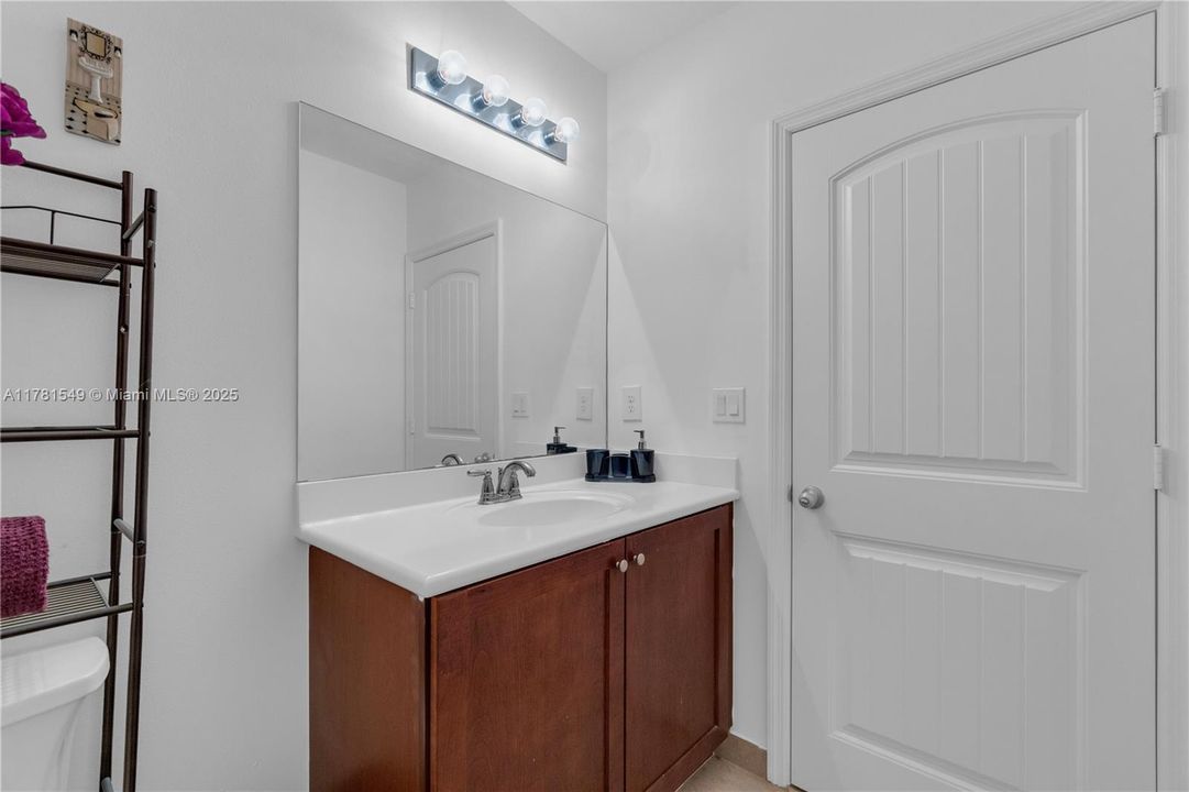 Vendido Recientemente: $385,000 (3 camas, 2 baños, 1850 Pies cuadrados)