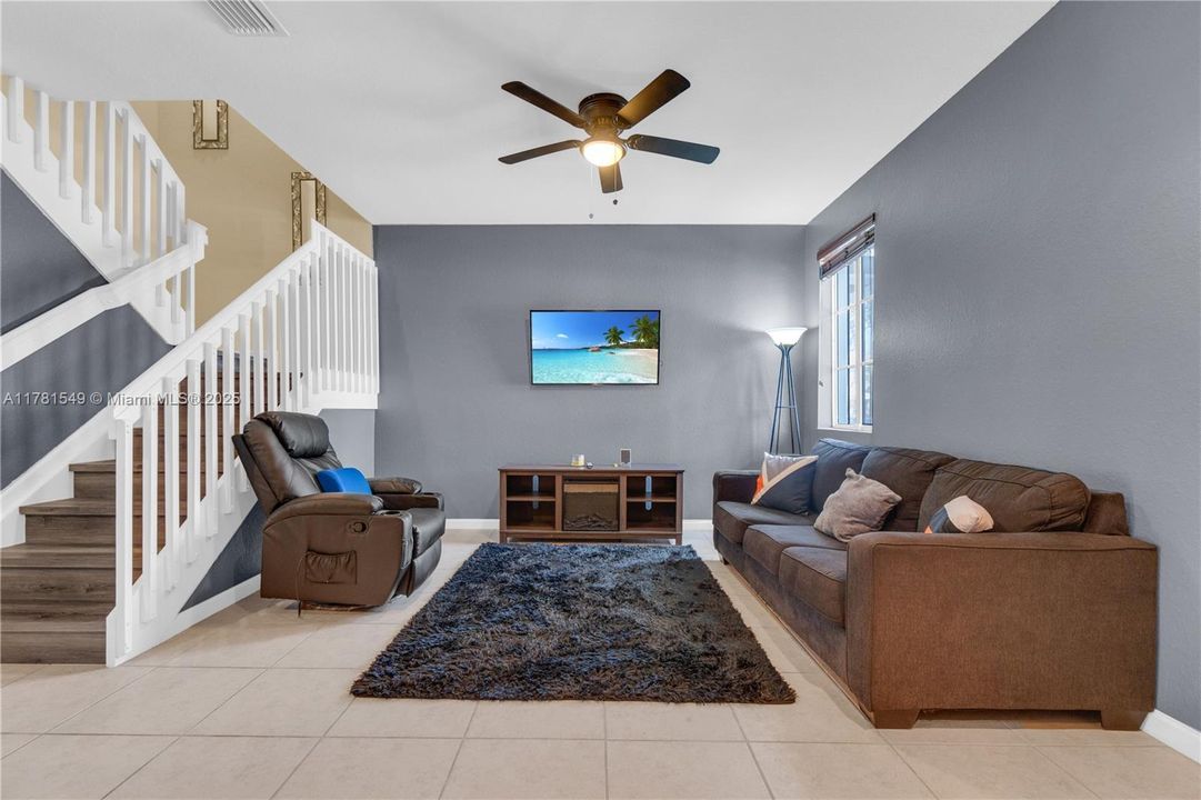 Vendido Recientemente: $385,000 (3 camas, 2 baños, 1850 Pies cuadrados)