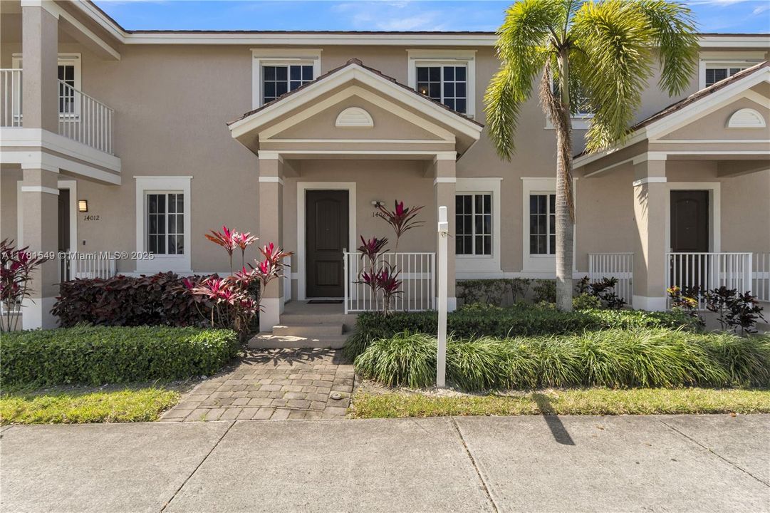 Vendido Recientemente: $385,000 (3 camas, 2 baños, 1850 Pies cuadrados)