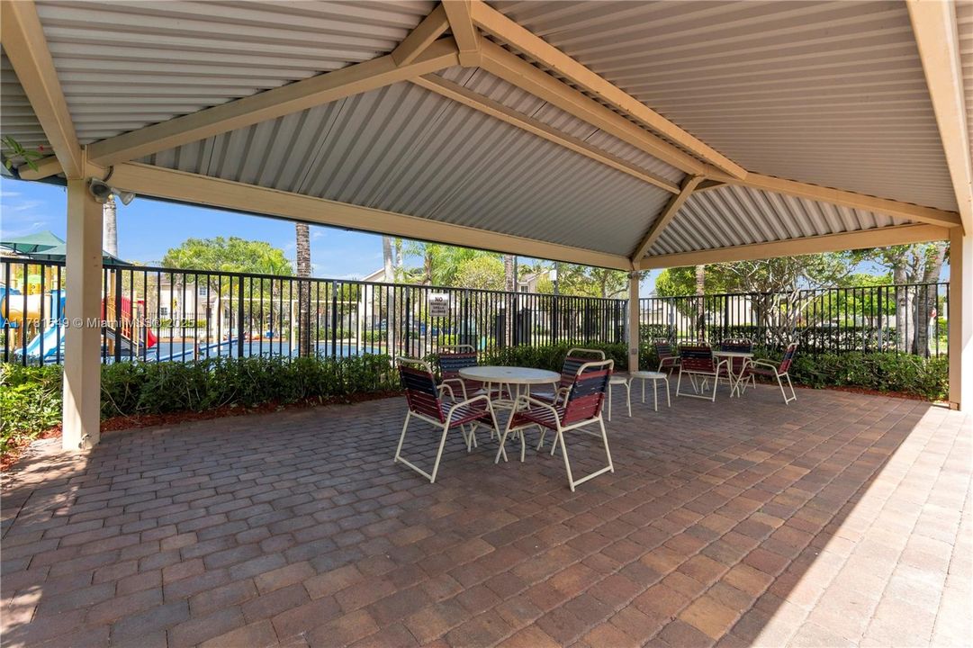 Vendido Recientemente: $385,000 (3 camas, 2 baños, 1850 Pies cuadrados)