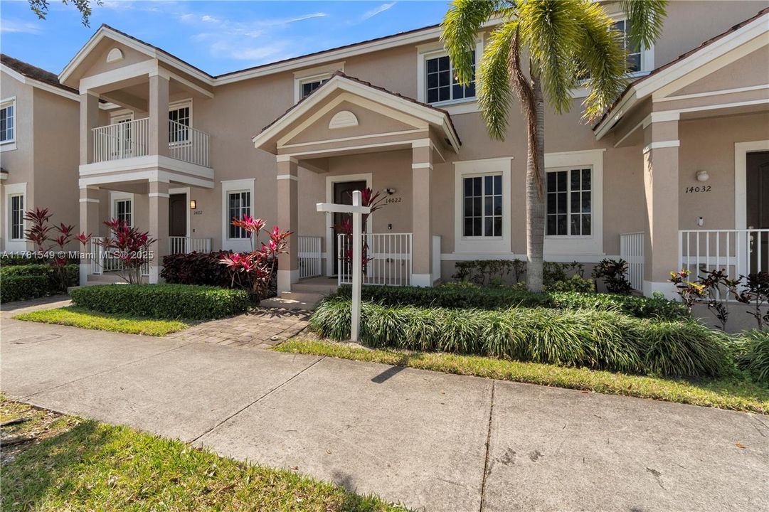 Vendido Recientemente: $385,000 (3 camas, 2 baños, 1850 Pies cuadrados)