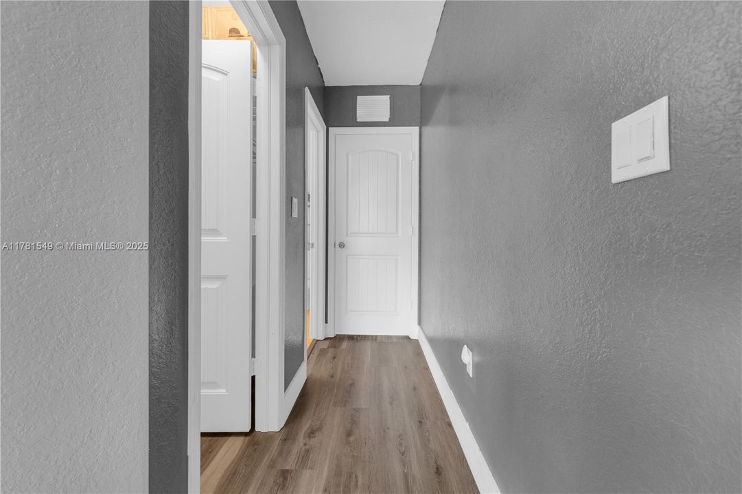 Vendido Recientemente: $385,000 (3 camas, 2 baños, 1850 Pies cuadrados)