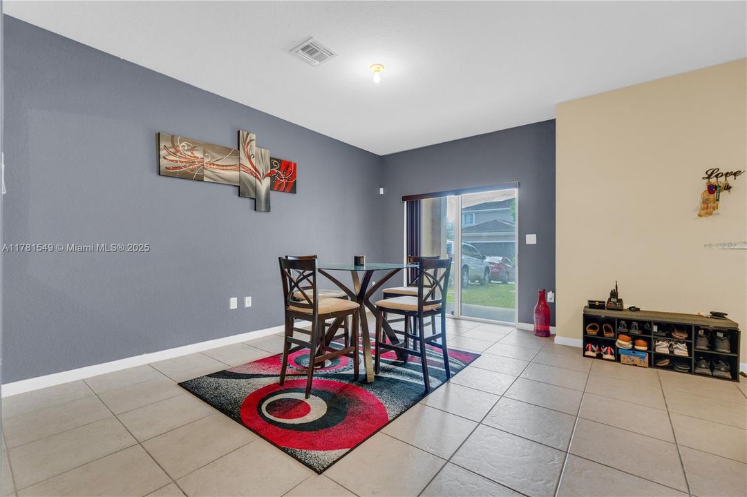 Vendido Recientemente: $385,000 (3 camas, 2 baños, 1850 Pies cuadrados)