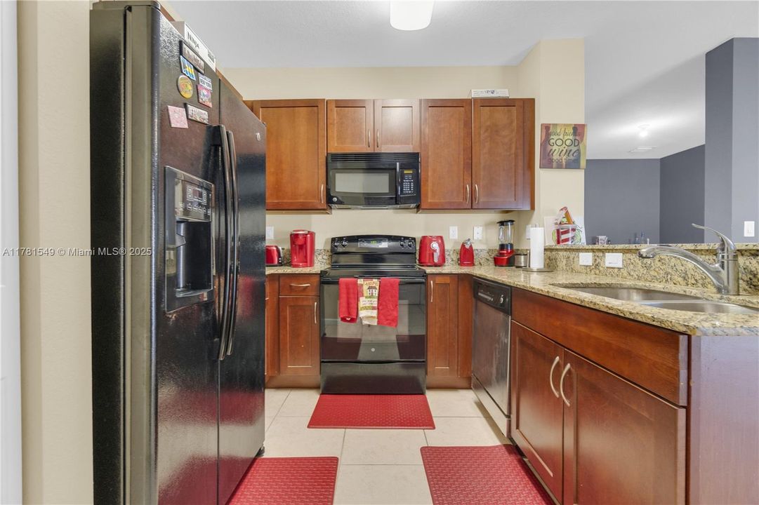 Vendido Recientemente: $385,000 (3 camas, 2 baños, 1850 Pies cuadrados)