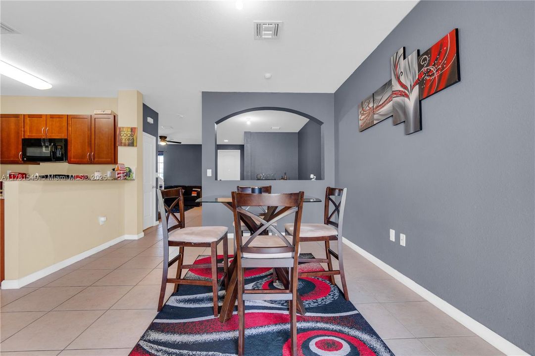 Vendido Recientemente: $385,000 (3 camas, 2 baños, 1850 Pies cuadrados)