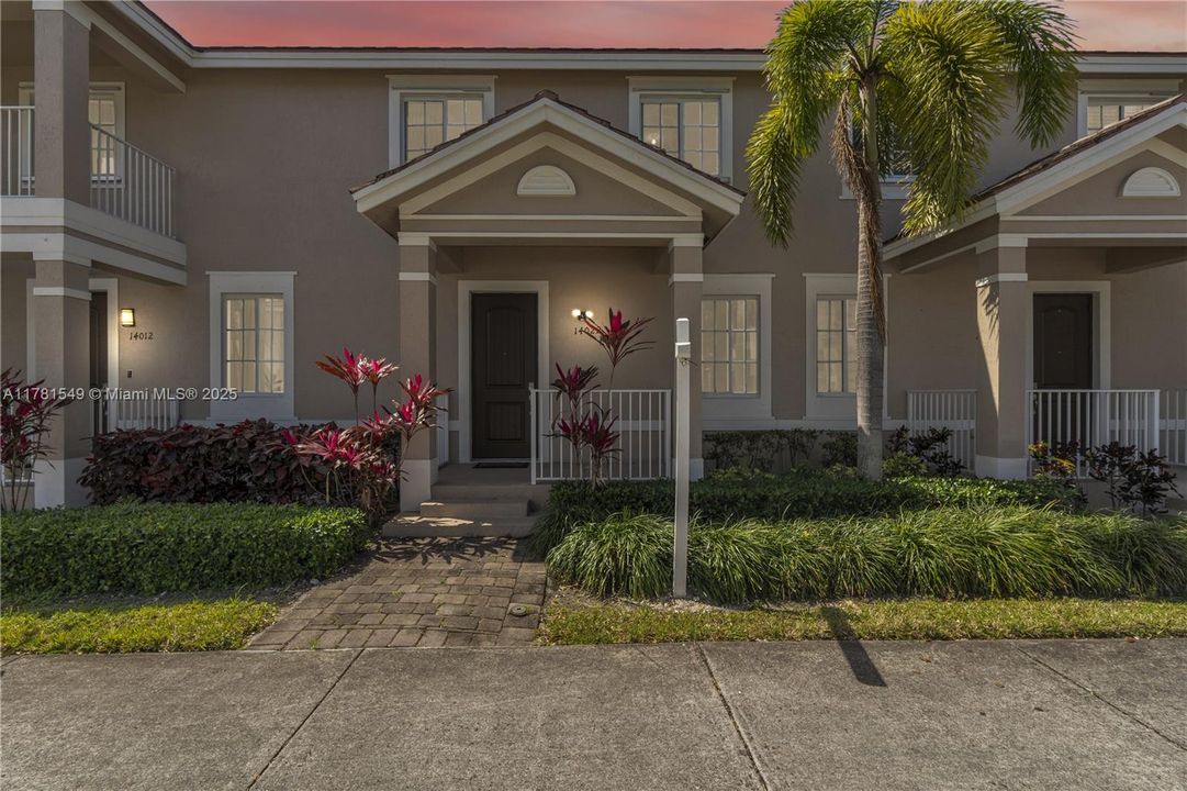 Vendido Recientemente: $385,000 (3 camas, 2 baños, 1850 Pies cuadrados)