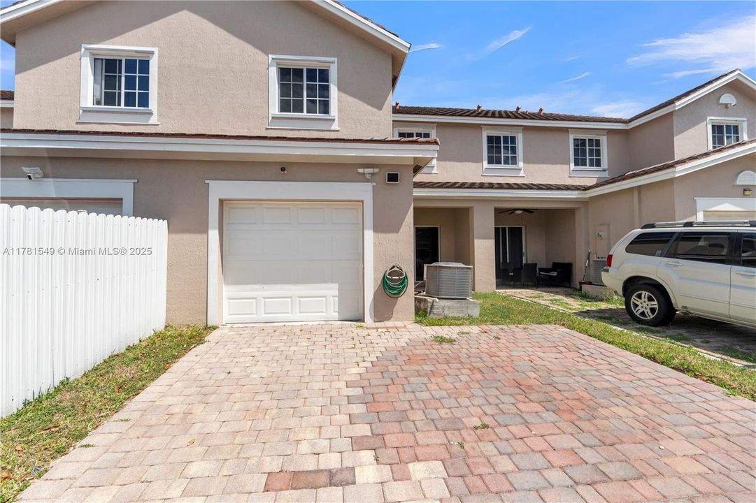 Vendido Recientemente: $385,000 (3 camas, 2 baños, 1850 Pies cuadrados)