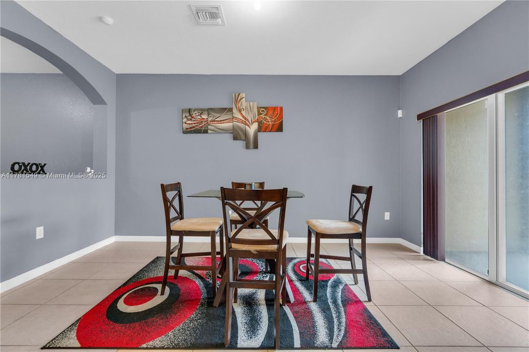 Vendido Recientemente: $385,000 (3 camas, 2 baños, 1850 Pies cuadrados)