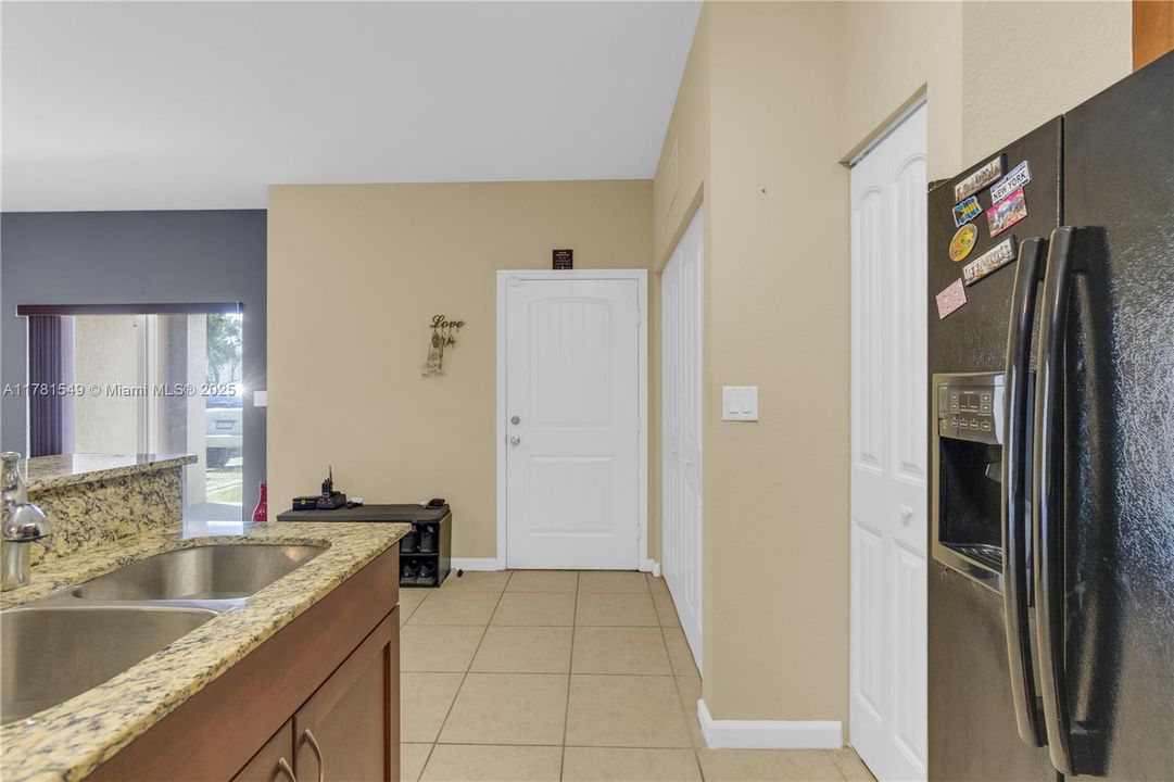 Vendido Recientemente: $385,000 (3 camas, 2 baños, 1850 Pies cuadrados)