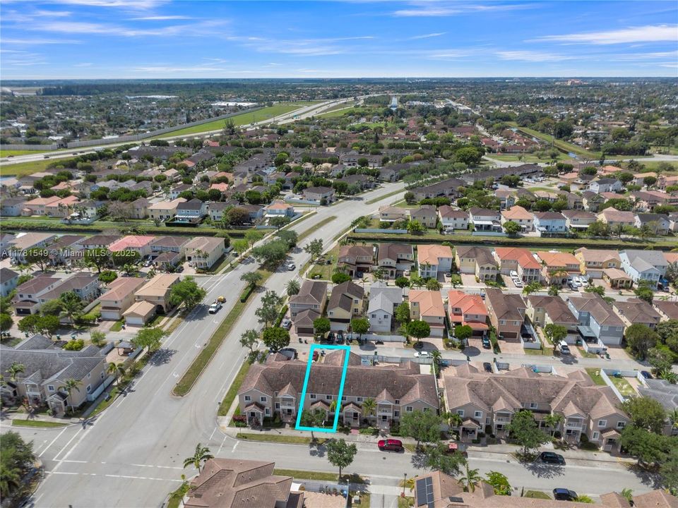 Vendido Recientemente: $385,000 (3 camas, 2 baños, 1850 Pies cuadrados)