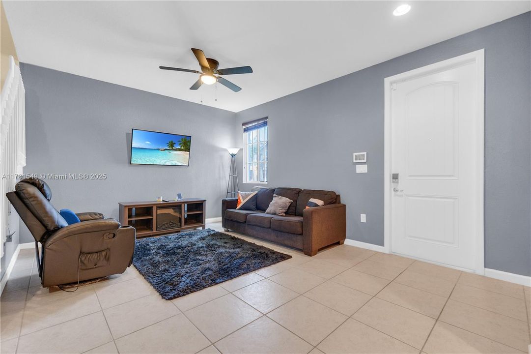 Vendido Recientemente: $385,000 (3 camas, 2 baños, 1850 Pies cuadrados)