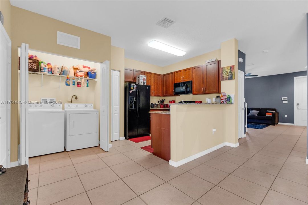 Vendido Recientemente: $385,000 (3 camas, 2 baños, 1850 Pies cuadrados)