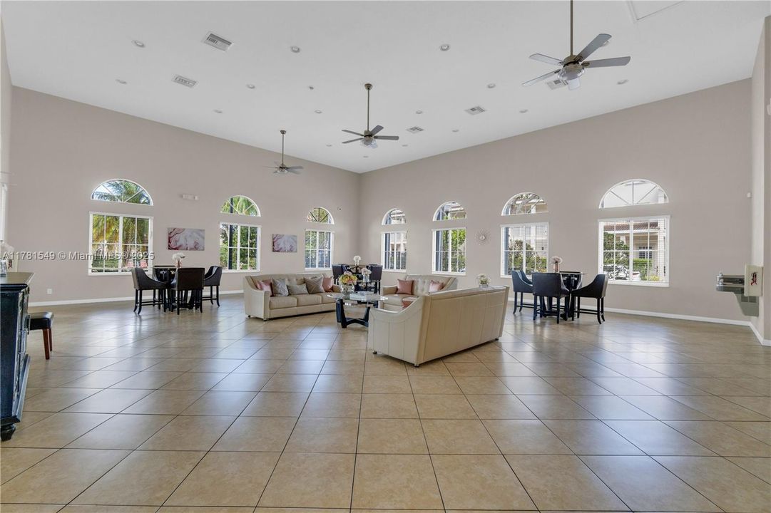 Vendido Recientemente: $385,000 (3 camas, 2 baños, 1850 Pies cuadrados)