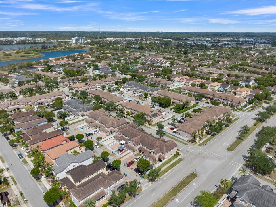 Vendido Recientemente: $385,000 (3 camas, 2 baños, 1850 Pies cuadrados)