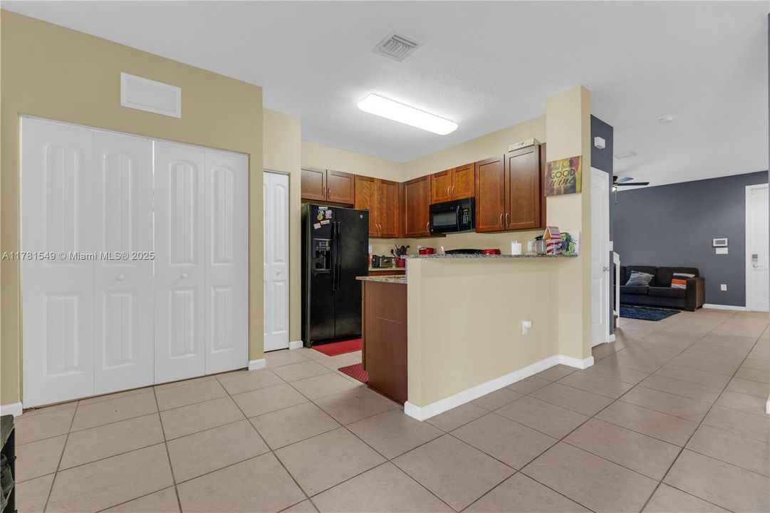 Vendido Recientemente: $385,000 (3 camas, 2 baños, 1850 Pies cuadrados)