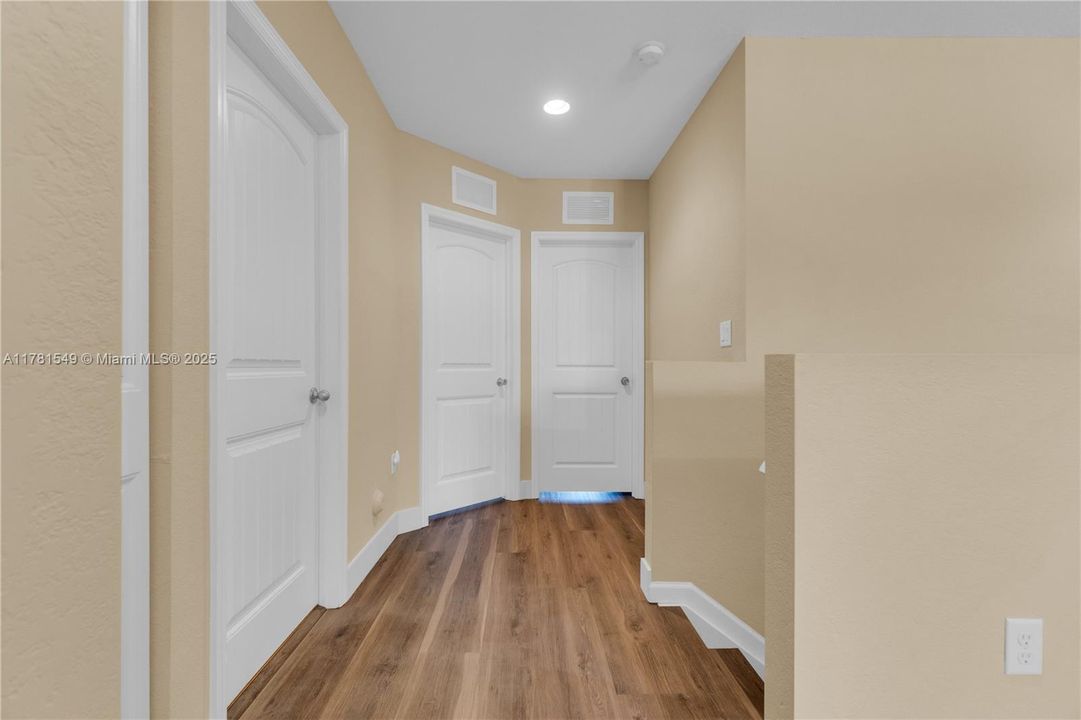 Vendido Recientemente: $385,000 (3 camas, 2 baños, 1850 Pies cuadrados)