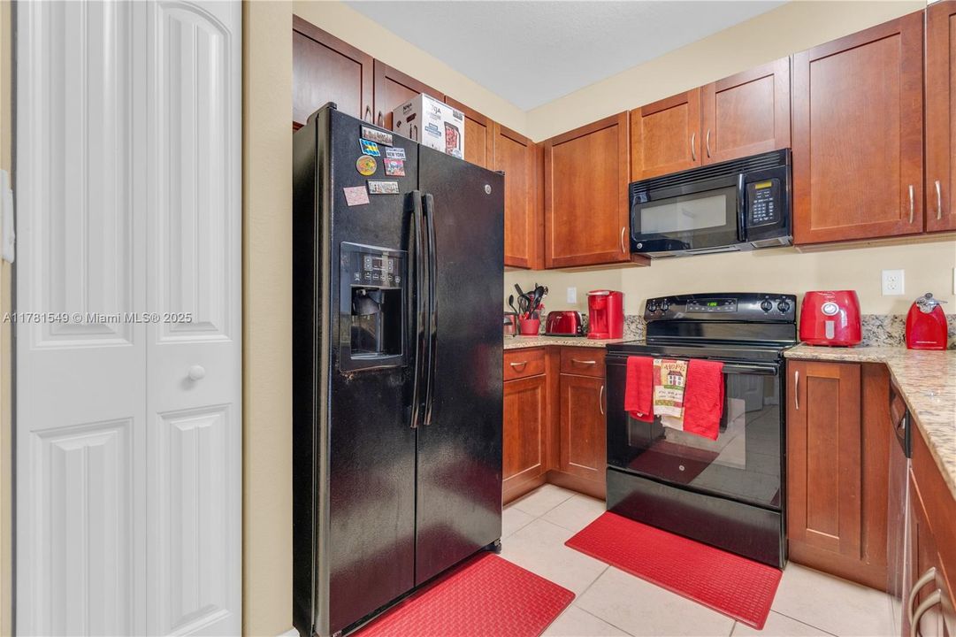 Vendido Recientemente: $385,000 (3 camas, 2 baños, 1850 Pies cuadrados)