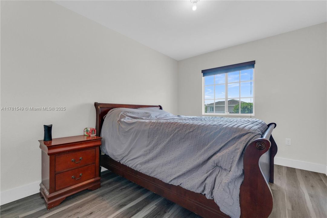 Vendido Recientemente: $385,000 (3 camas, 2 baños, 1850 Pies cuadrados)