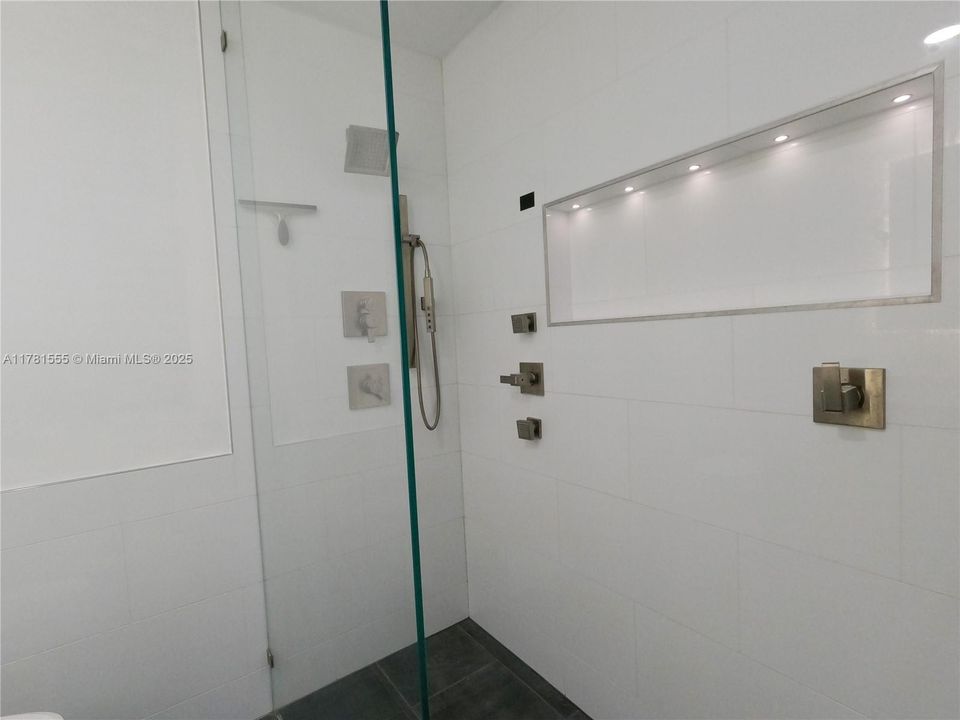 Recently Rented: $2,200 (2 beds, 2 baths, 1020 Square Feet)