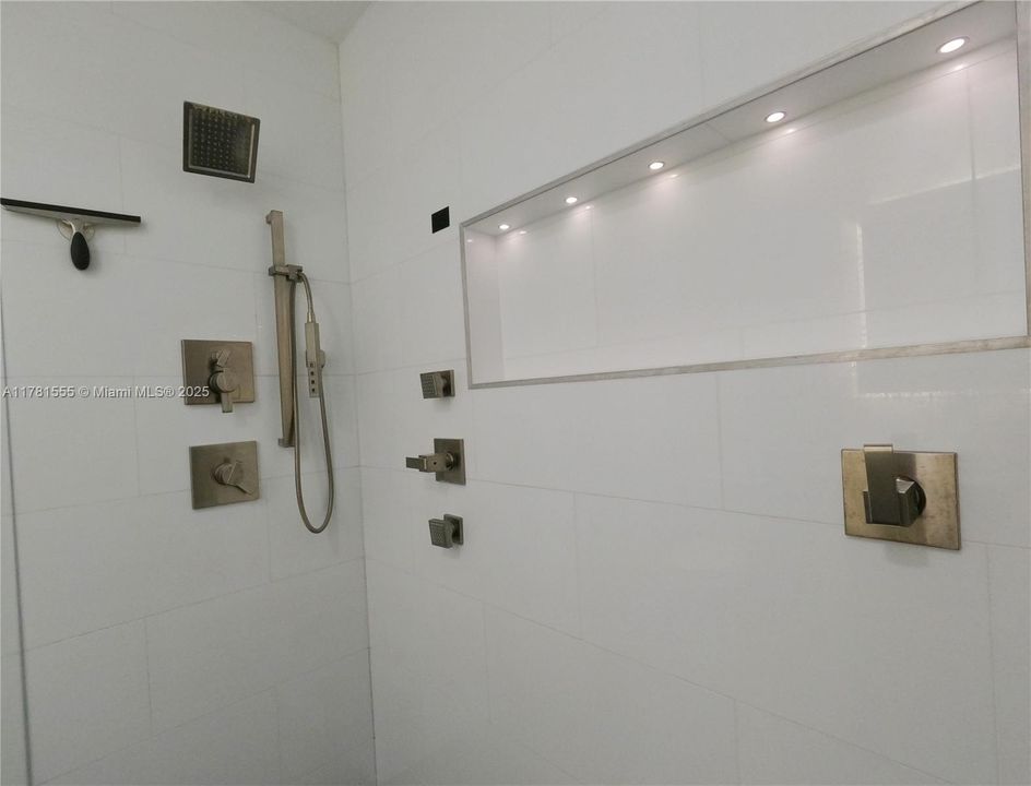 Recently Rented: $2,200 (2 beds, 2 baths, 1020 Square Feet)