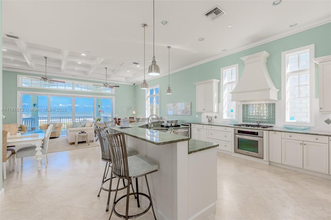 For Sale: $3,095,000 (5 beds, 4 baths, 3886 Square Feet)