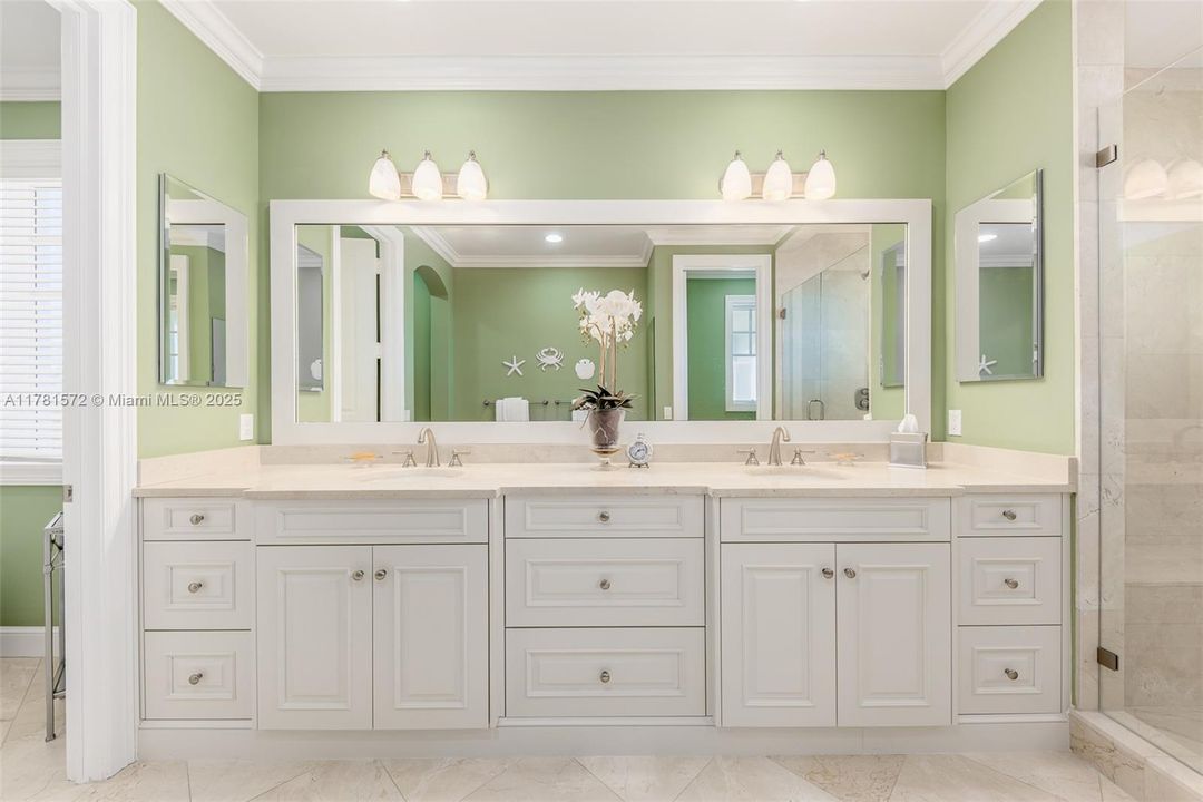 For Sale: $3,095,000 (5 beds, 4 baths, 3886 Square Feet)