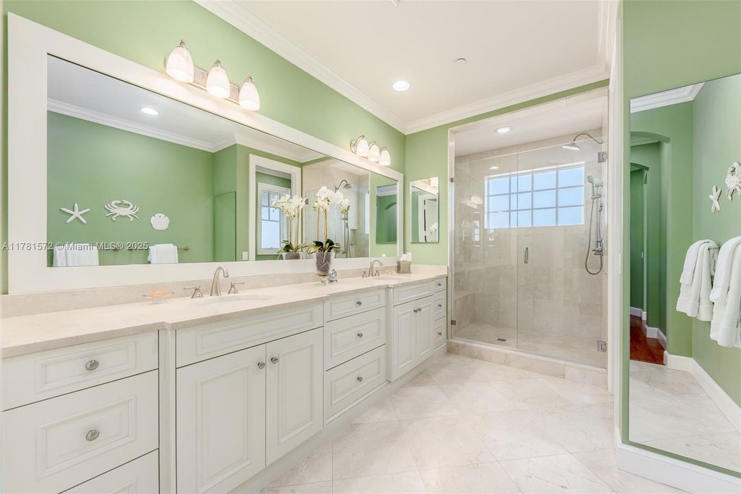 For Sale: $3,095,000 (5 beds, 4 baths, 3886 Square Feet)