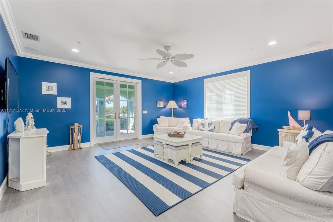 For Sale: $3,095,000 (5 beds, 4 baths, 3886 Square Feet)