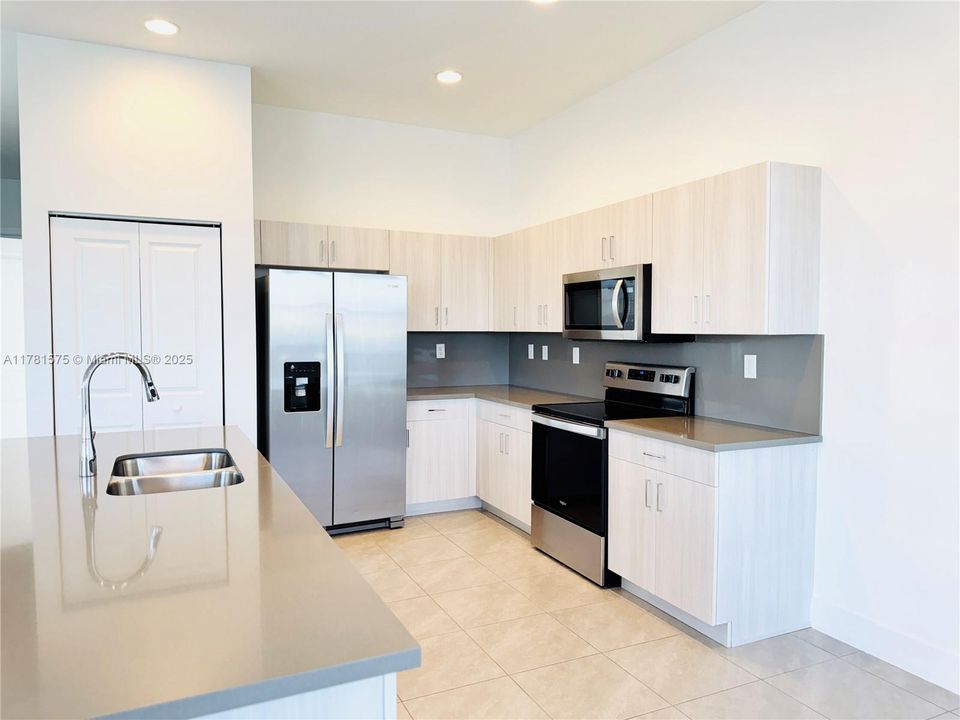 Active With Contract: $380,000 (3 beds, 2 baths, 1924 Square Feet)