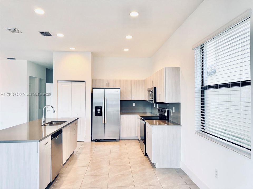 Active With Contract: $380,000 (3 beds, 2 baths, 1924 Square Feet)