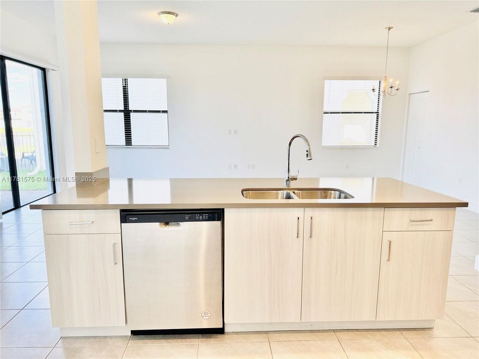Active With Contract: $380,000 (3 beds, 2 baths, 1924 Square Feet)