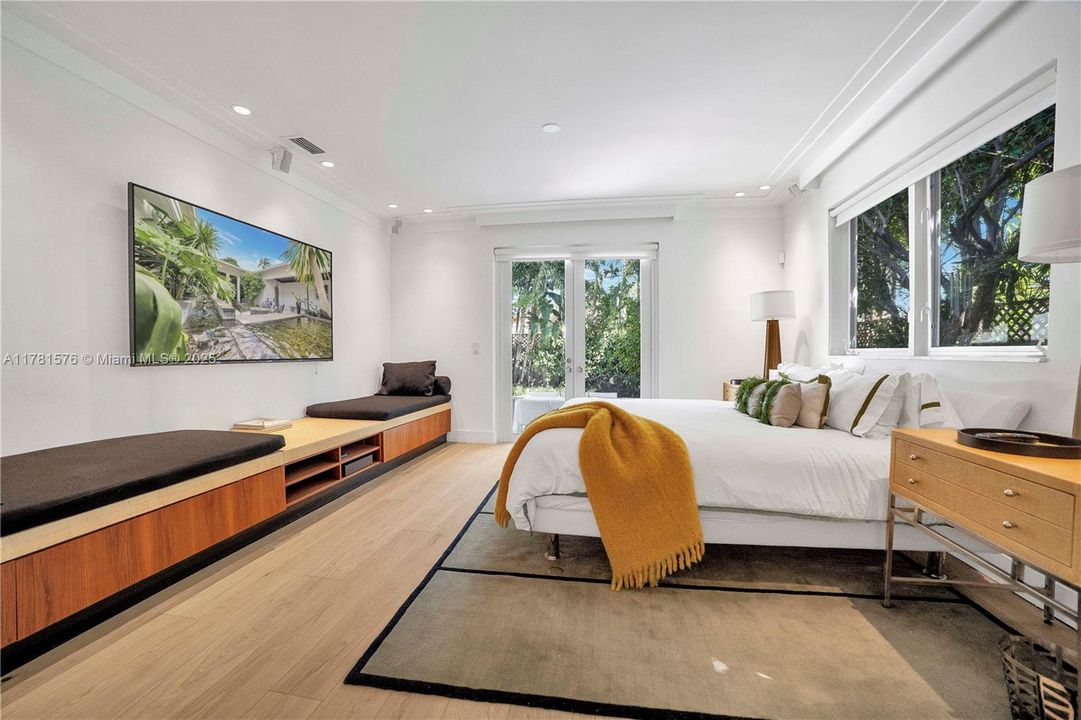 Recently Sold: $2,650,000 (3 beds, 3 baths, 2342 Square Feet)