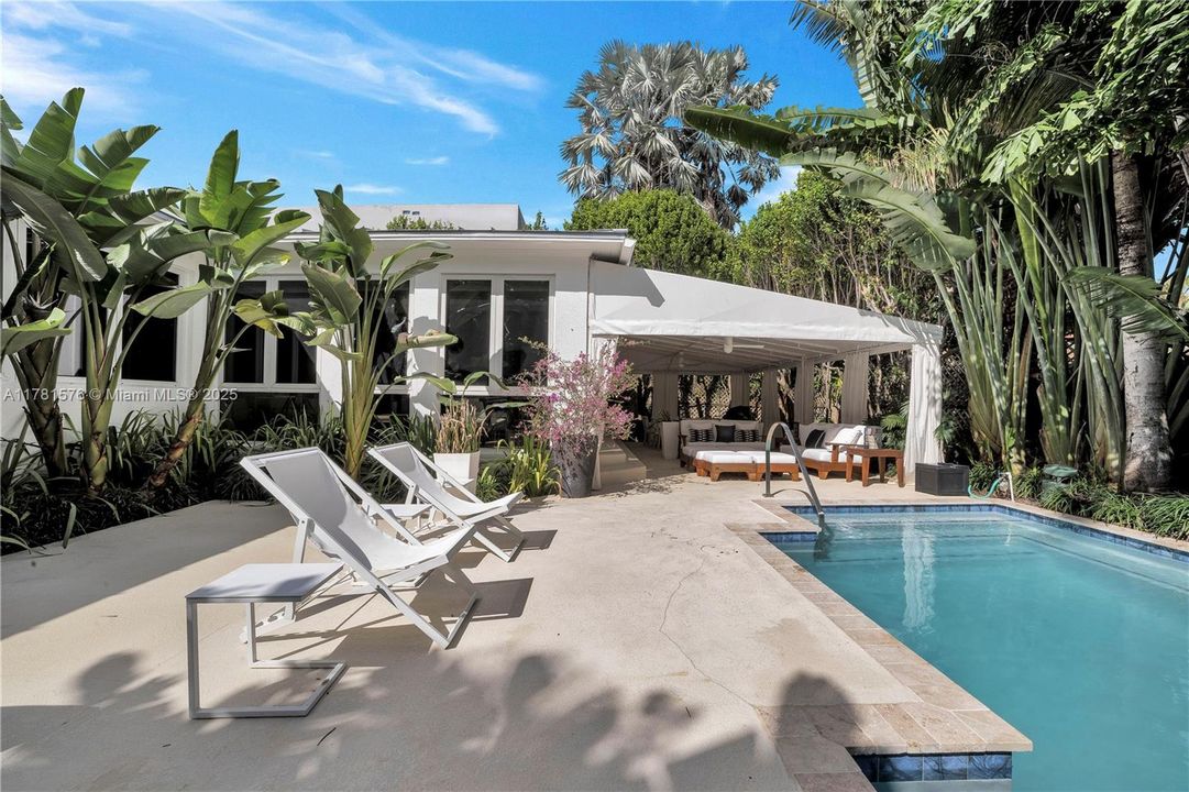 Recently Sold: $2,650,000 (3 beds, 3 baths, 2342 Square Feet)
