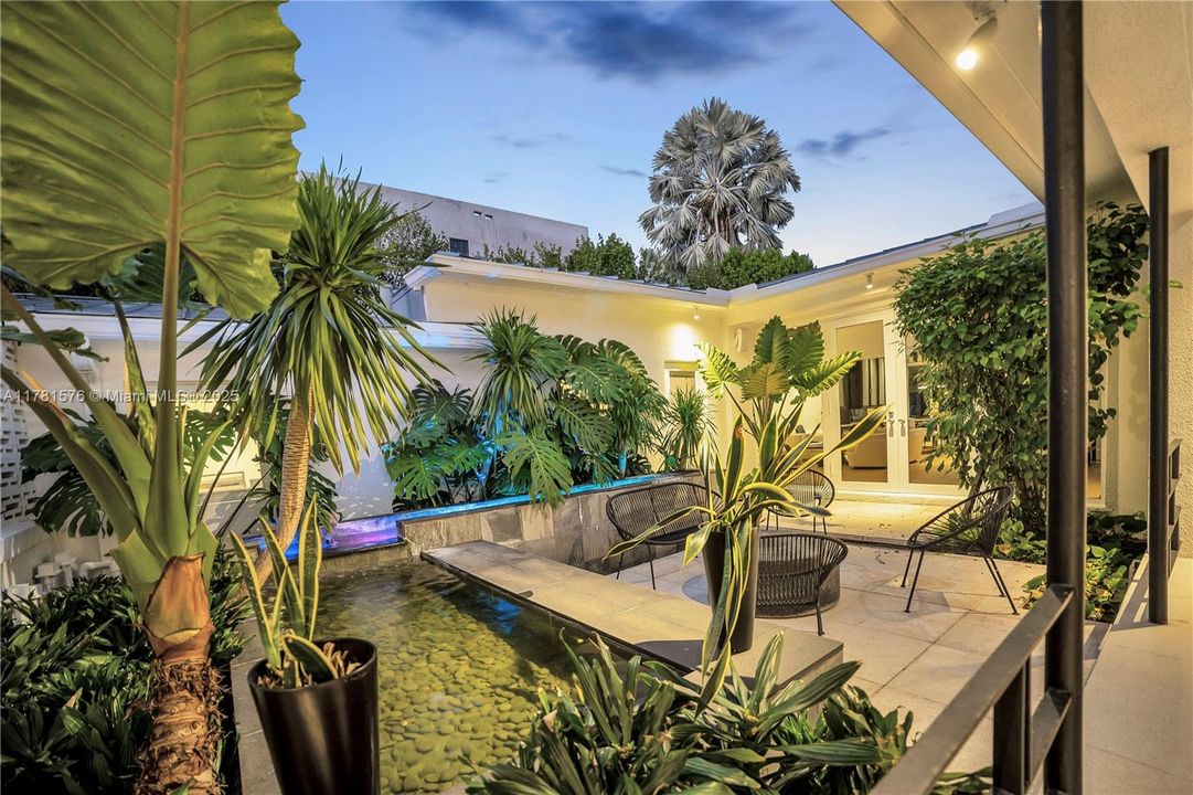 Recently Sold: $2,650,000 (3 beds, 3 baths, 2342 Square Feet)