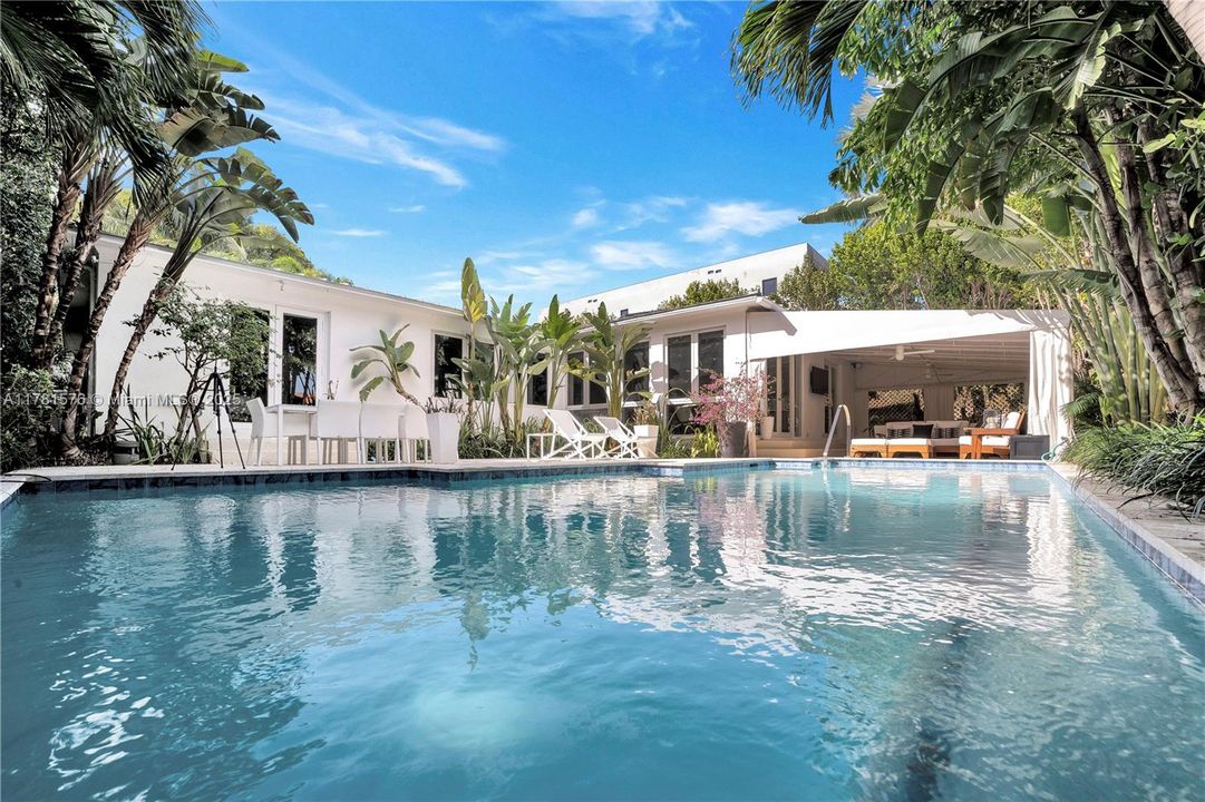 Recently Sold: $2,650,000 (3 beds, 3 baths, 2342 Square Feet)