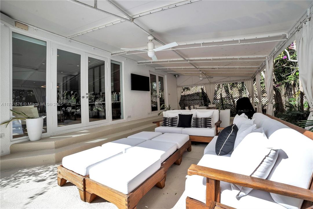 Recently Sold: $2,650,000 (3 beds, 3 baths, 2342 Square Feet)