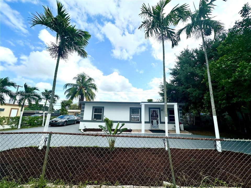 Недавно продано: $419,900 (3 спален, 1 ванн, 864 Квадратных фут)