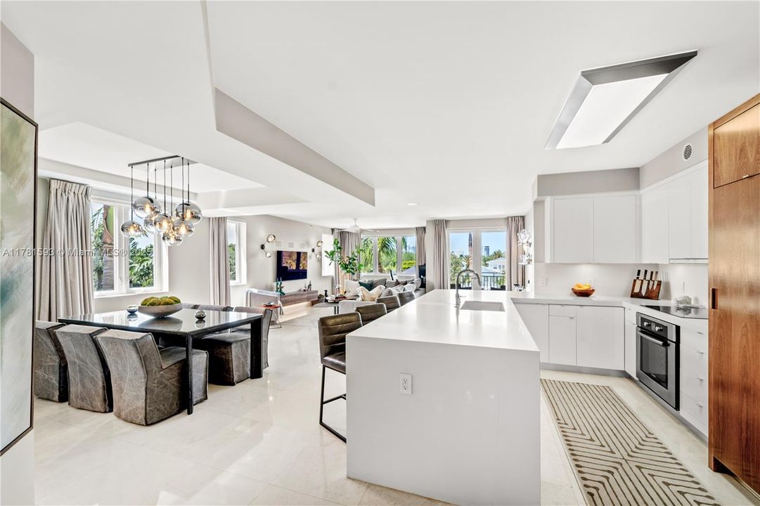 For Sale: $1,079,000 (2 beds, 2 baths, 1370 Square Feet)