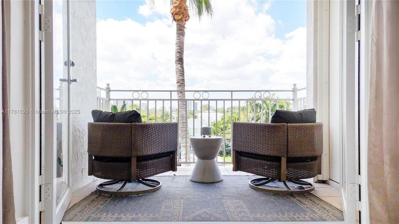 For Sale: $1,079,000 (2 beds, 2 baths, 1370 Square Feet)