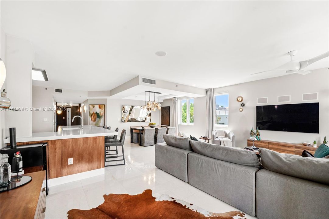 For Sale: $1,079,000 (2 beds, 2 baths, 1370 Square Feet)