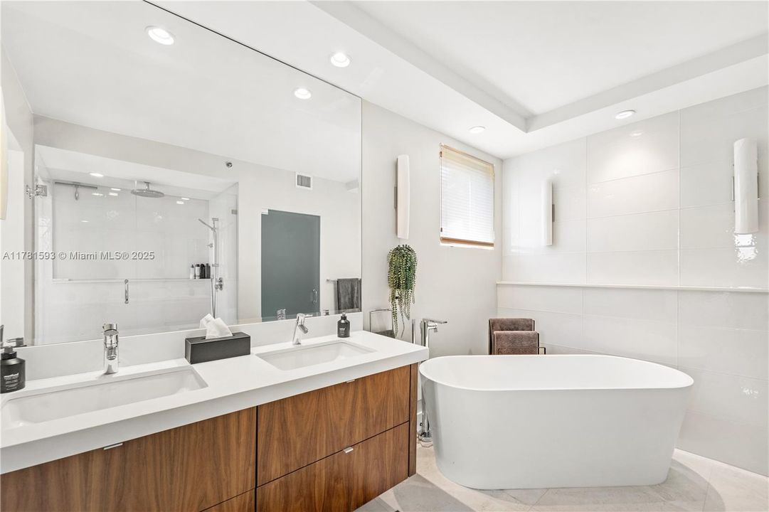 For Sale: $1,079,000 (2 beds, 2 baths, 1370 Square Feet)