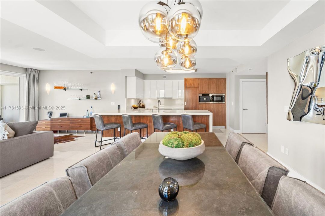 For Sale: $1,079,000 (2 beds, 2 baths, 1370 Square Feet)