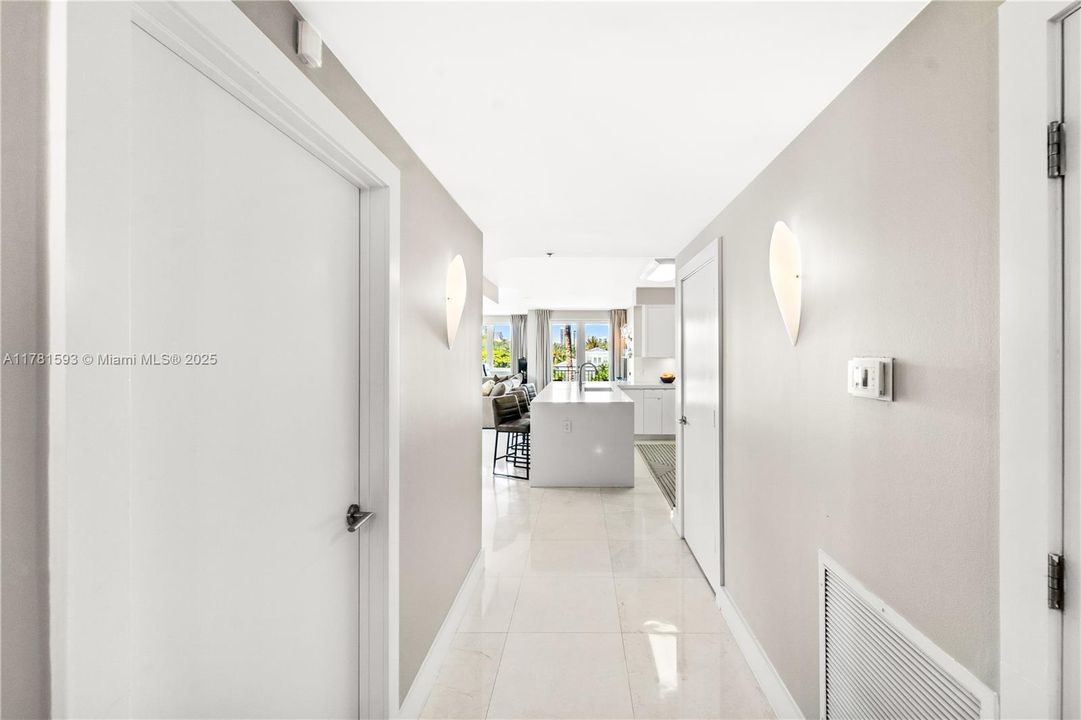 For Sale: $1,079,000 (2 beds, 2 baths, 1370 Square Feet)