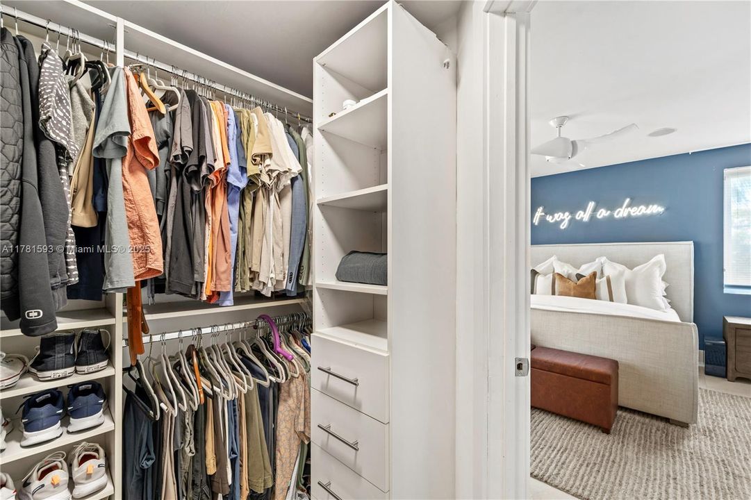 For Sale: $1,079,000 (2 beds, 2 baths, 1370 Square Feet)